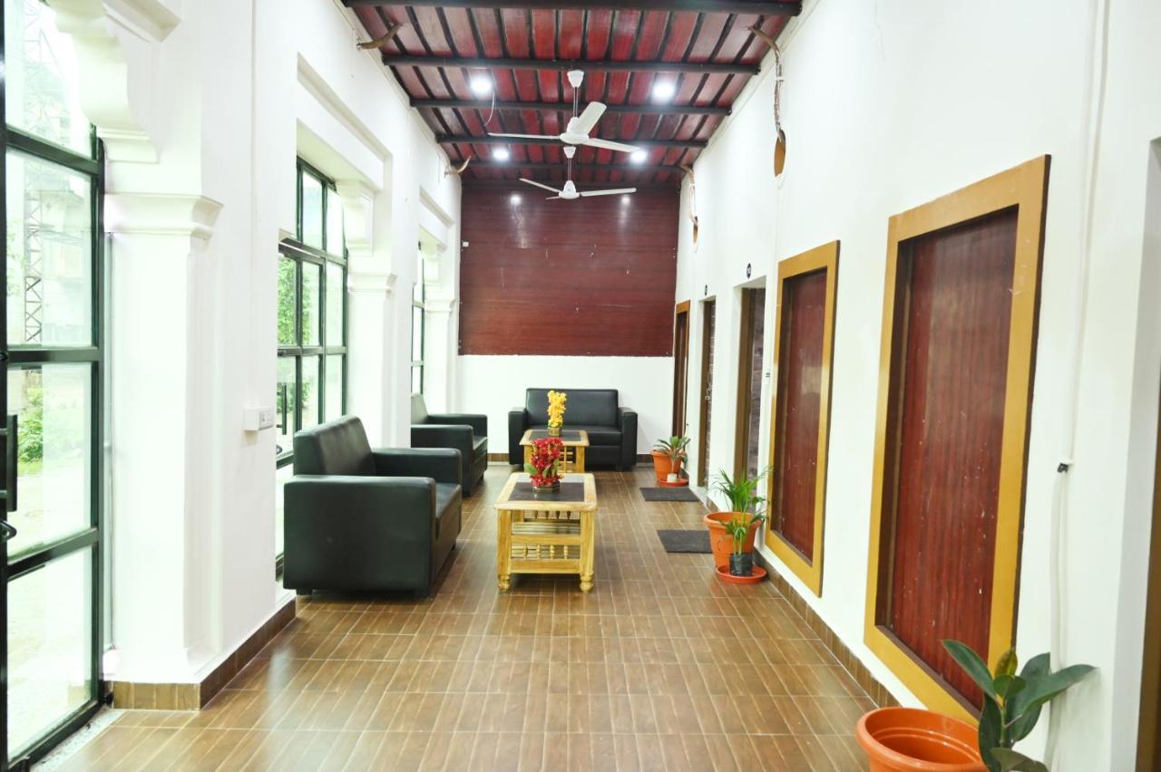 The Hotel Ambassador Inn Varanasi Esterno foto