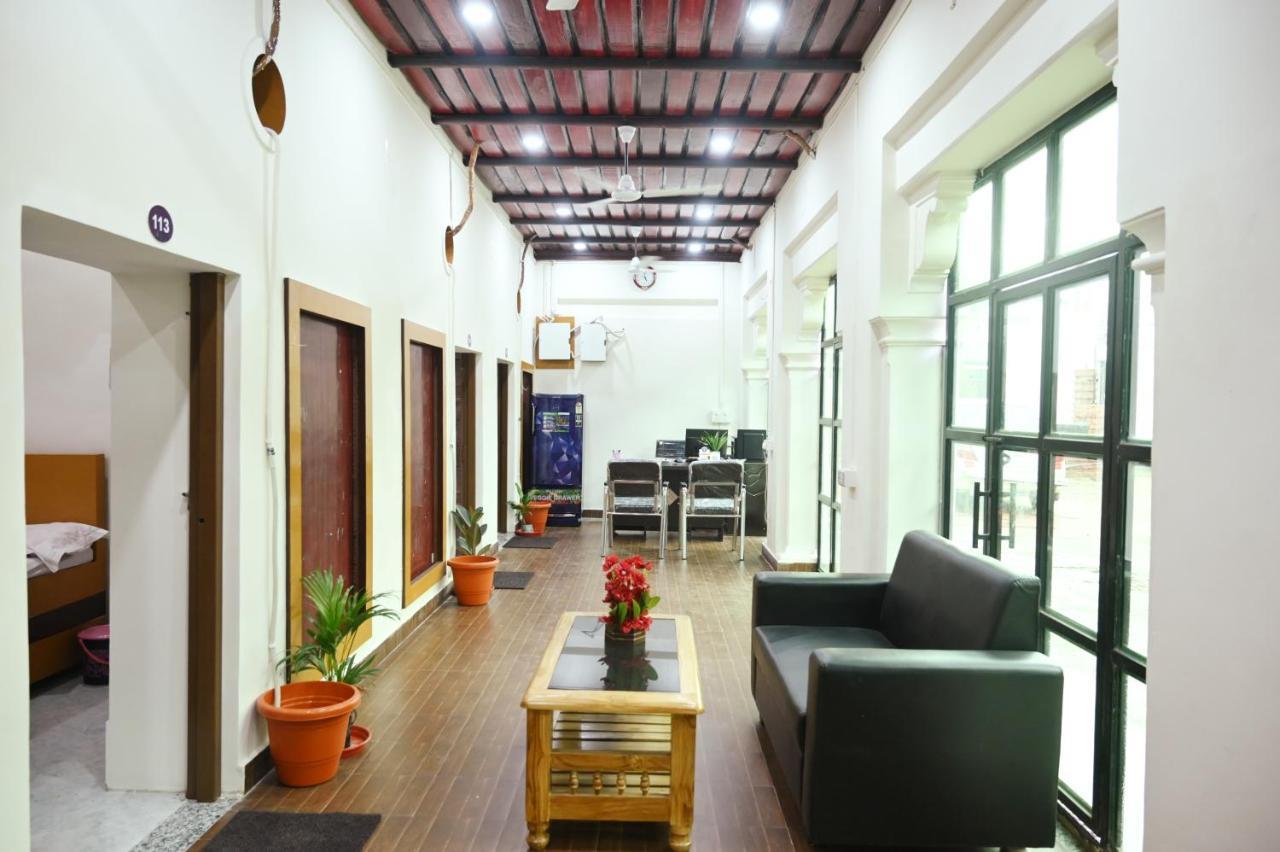 The Hotel Ambassador Inn Varanasi Esterno foto