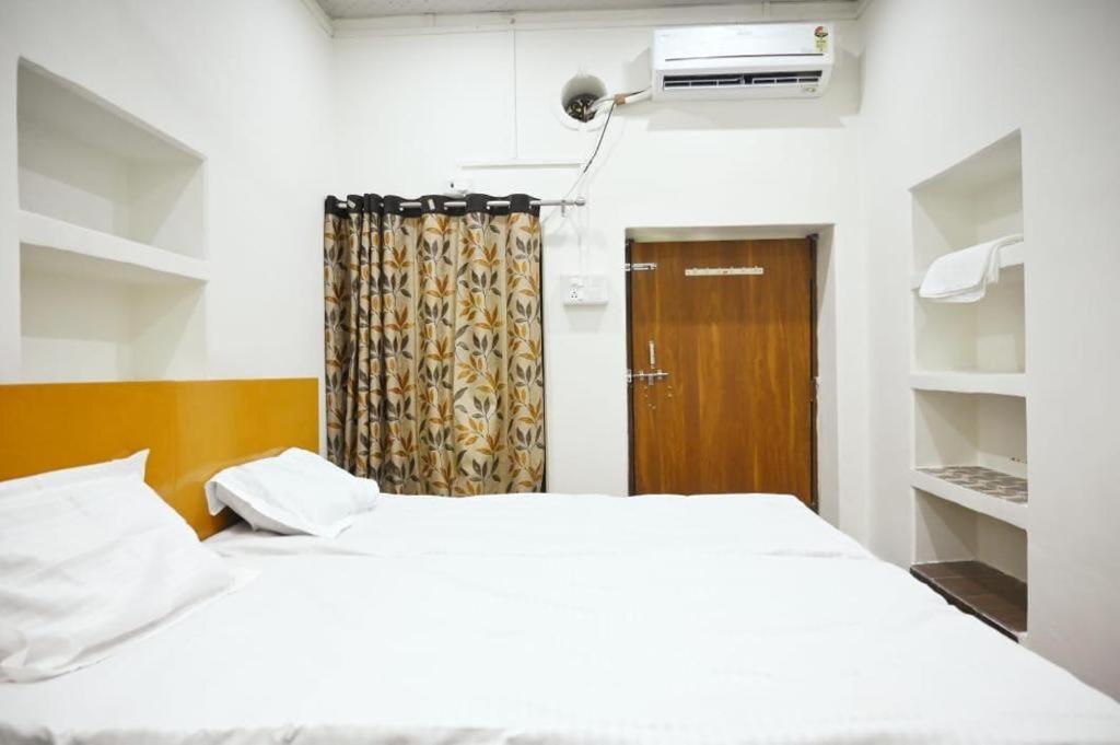 The Hotel Ambassador Inn Varanasi Esterno foto